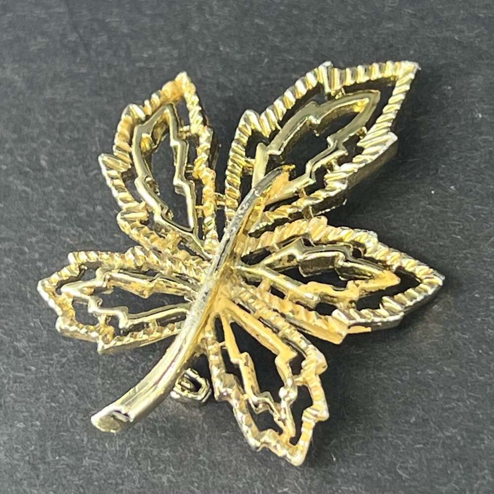 Vintage Gerrys Signed Maple Leaf Brooch Pin Gold Tone